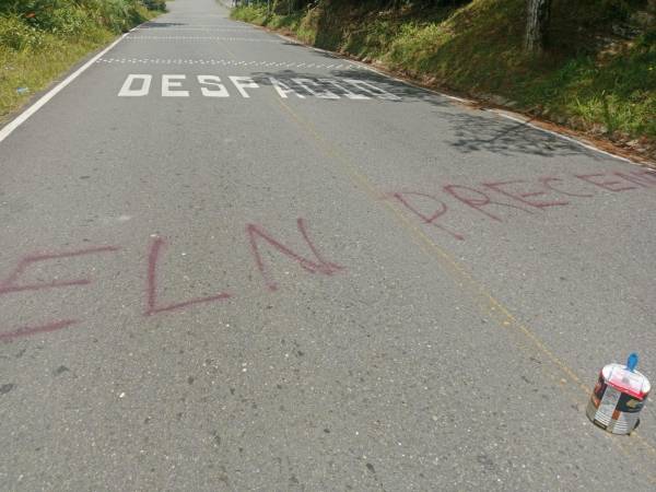Grafiti encontrado en la vía. FOTO: CORTESÍA