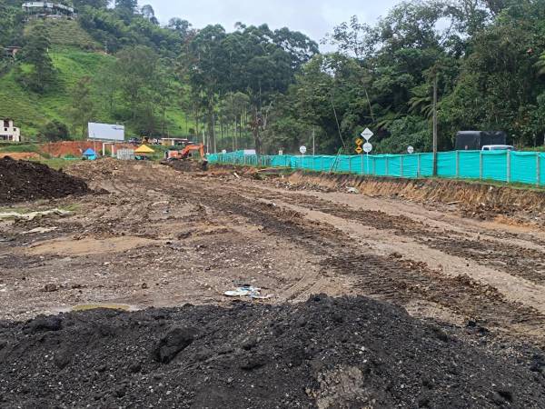 Así se ve actualmente el terreno dispuesto para instalar las nuevas casetas del peaje de Amagá. / FOTO: CRISTIAN VÁSQUEZ