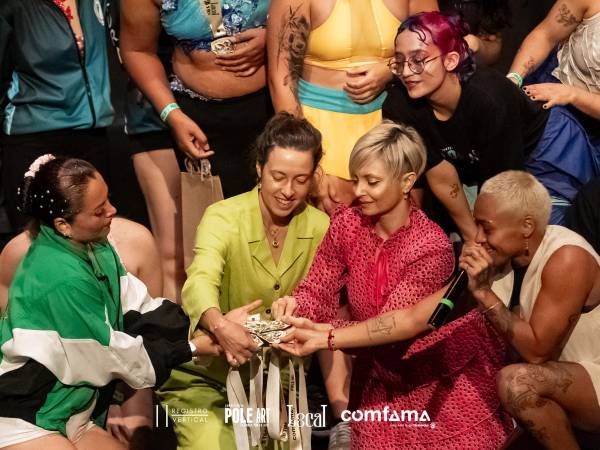 Al unirse, las medallas de Pole Art Colombia forman una nueva figura, lo cual refleja la idea de que sin el otro no hay competencia. FOTO: CORTESÍA.