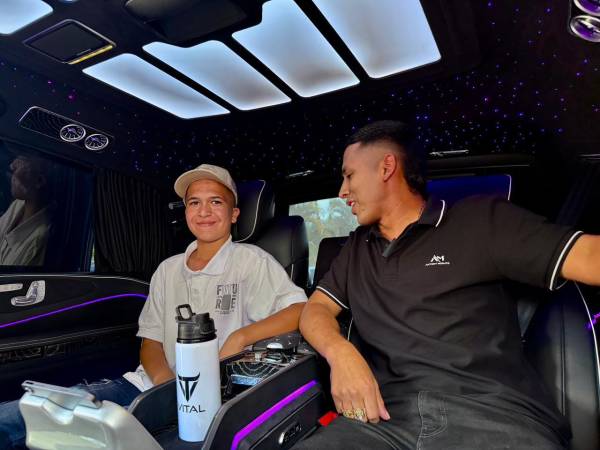 Juan José con Sebastián Ayala. FOTO: CUARTA BRIGADA