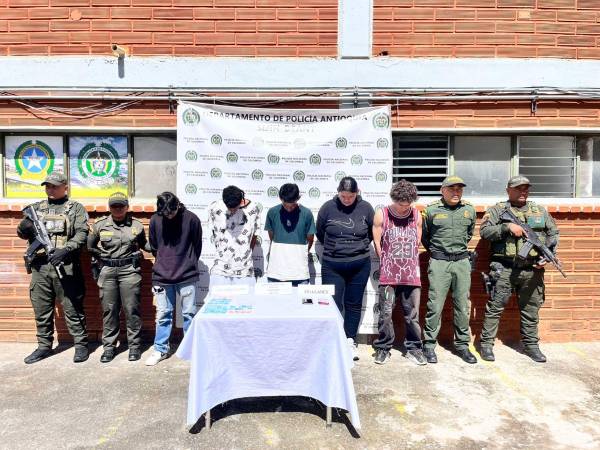 Los presuntos homicidas tras ser capturados por la Policía. /FOTO: CORTESÍA