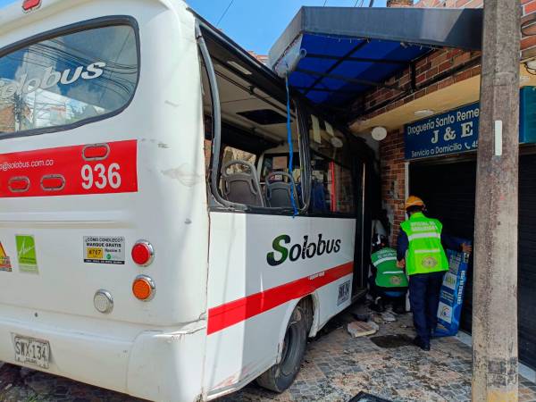 Al maniobrar el vehículo, el conductor terminó chocando contra esta estructura. 
