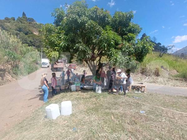 Piden agua potable: habitantes de Granizal bloquearon la autopista Medellín-Bogotá