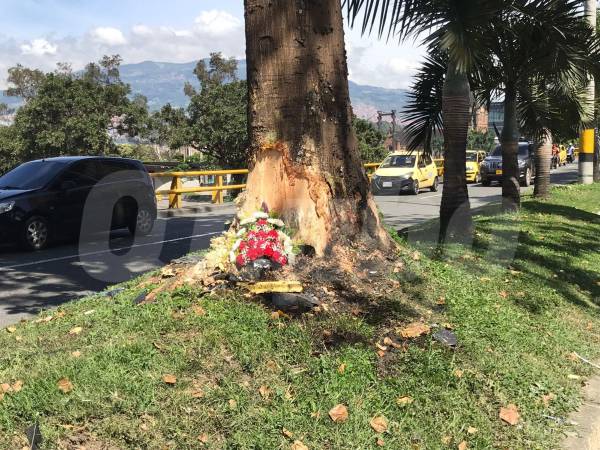 Q’HUBO visitó el lugar del accidente y encontró este ramo de flores que habría llevado un colega taxista en homenaje a su compañero. /FOTO: LAURA ROSA JIMÉNEZ VALENCIA