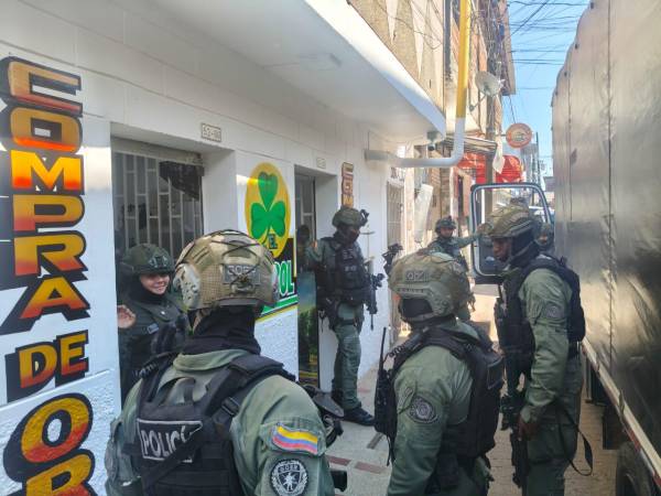 La llegada de los uniformados a una de las compraventas de oro investigadas. FOTO: POLICÍA NACIONAL