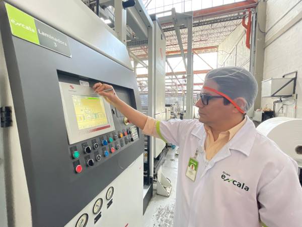 Jeysson Zapata Serna en sus recorridos por la planta. FOTO: JAIDER ESCOBAR BUITRAGO