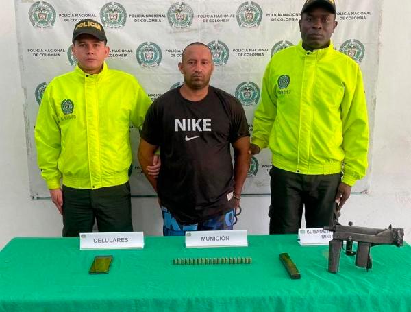 $!Jhon Alexánder Londoño Londoño tras su captura y el arma incautada. /FOTO: CORTESÍA