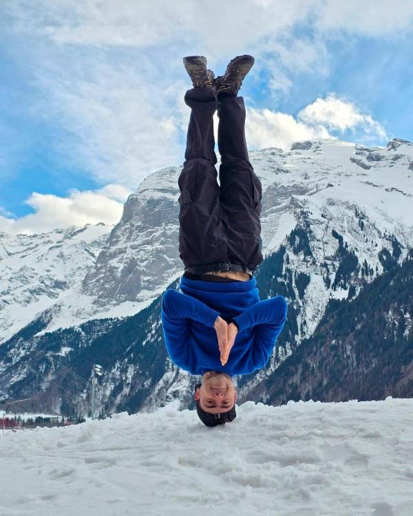 Pararse de cabeza, una de las tantas habilidades que ha logrado como bailarín.
