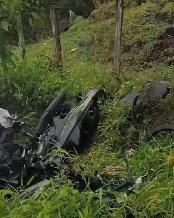 Así quedó una de las motocicletas. FOTO: FACEBOOK MEDELLÍN OSCURA