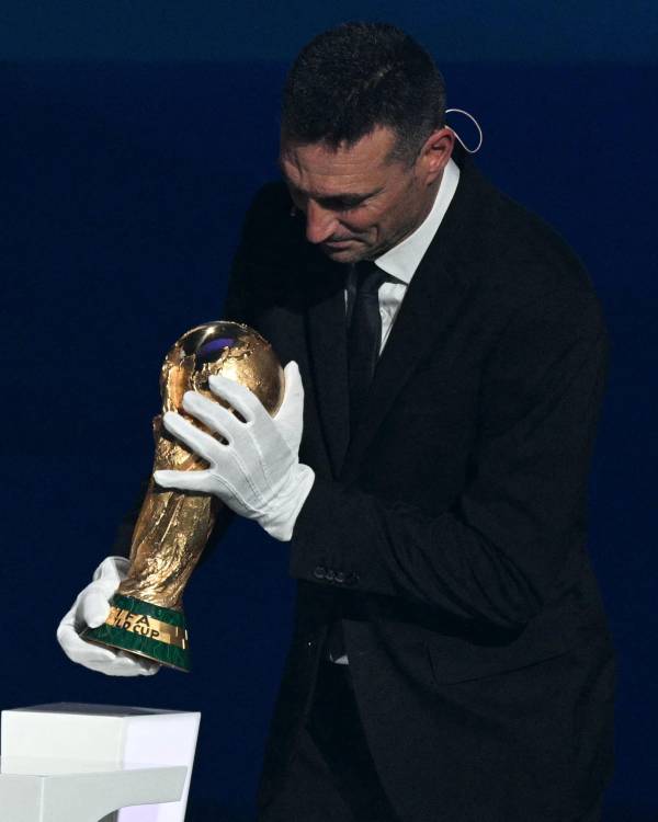 Lionel Scaloni regresó la copa, como es tradición. FOTO: FIFA