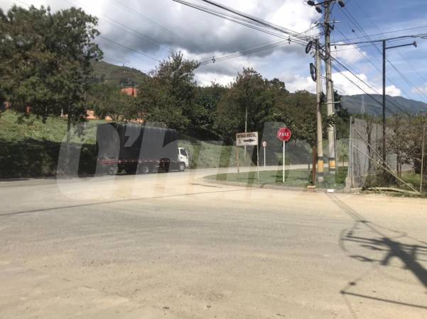 En este punto de la autopista Norte, en Girardota, ocurrió el crimen de José Eliecer Restrepo Batero. FOTO: LAURA ROSA JIMÉNEZ VALENCIA