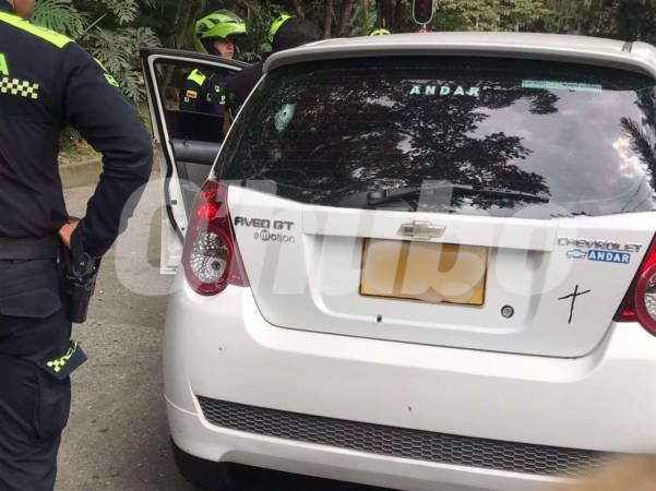 La Policía hizo presencia de inmediato en el lugar e inspeccionó el vehículo donde se movilizaban las víctimas del ataque. /FOTO: LAURA ROSA JIMÉNEZ VALENCIA