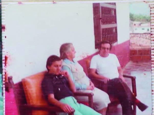 La foto más antigua de la casa, su estado actual y la familia disfrutando del balcón, que hoy funciona como café. FOTOS: CORTESÍA