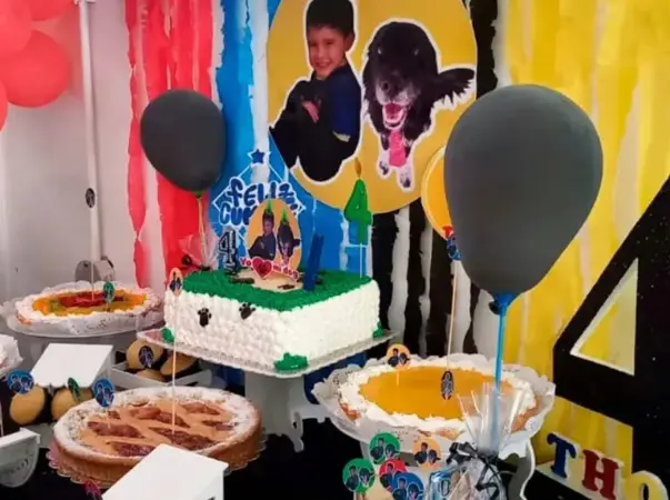 La mamá de Thomy recortó a mano varias fotos del cachorro para decorar el lugar. 