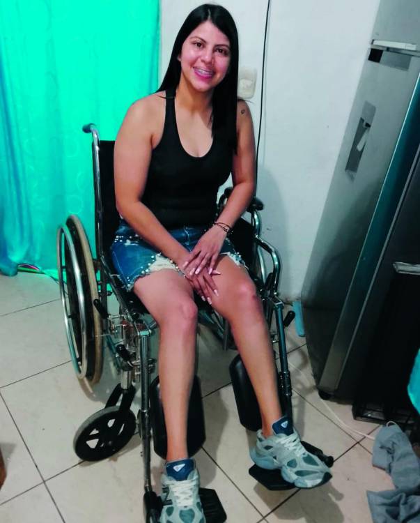 leidy hace domicilios de su servicio, en su barrio, para poder sostenerse. <b><span class=mln_small-caps_mln>/ FOTO: CORTESÍA</span></b>