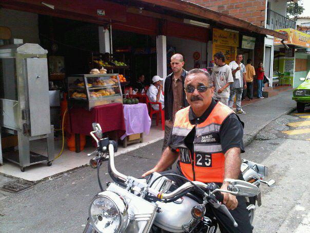 Recorrido de Willie Colón por el Alto de Palmas, en Envigado. FOTO: REDES SOCIALES WILLIE COLÓN