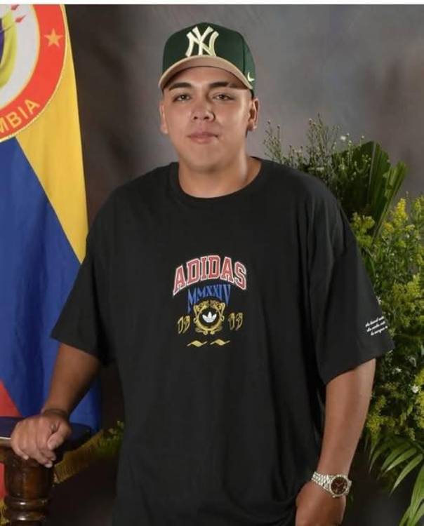 Emmanuel Bustamante era un apasionado por los carros y quería ser el mejor conductor. <b><span class=mln_small-caps_mln>/FOTO: REDES SOCIALES</span></b>