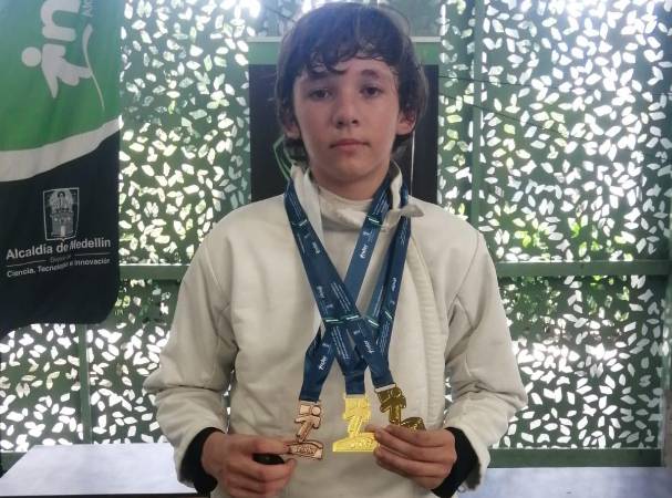 Mikhail con algunas de sus medallas. FOTO: CORTESÍA