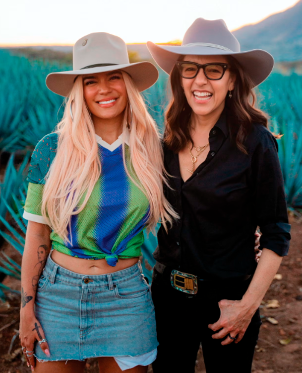 Karol G y su socia Bertha González Nieves. <b><span class=mln_small-caps_mln>/ FOTO: TOMADA DE LA WEB</span></b>