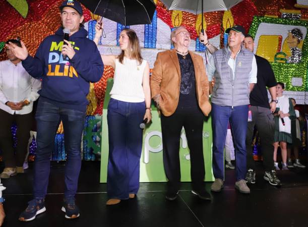 Kiko, acompañando al alcalde Federico Gutiérrez y al gerente general de EPM, John Maya Salazar, en la activación del alumbrado navideño. FOTO: CORTESÍA ALCALDÍA DE MEDELLÍN