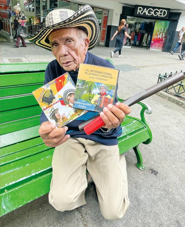 Plutarco, quien a sus pies pone los Cd’s, que vende a $10.000, dice que el sombrero es vital en su día a día. / FOTO: JAIDER ESCOBAR.