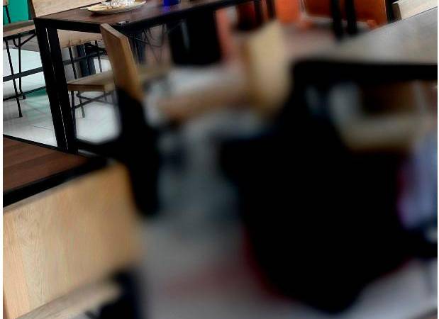 El hombre quedó tendido en el piso, en un charco de sangre. /FOTO: CORTESÍA DENUNCIAS ANTIOQUIA 