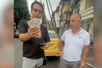 Taxista devolviendo dinero a pasajero. FOTO: REDES SOCIALES