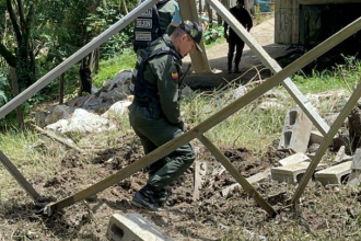 Hubo daños menores en la base de la torre de energía. / FOTO: CORTESÍA 