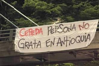 Algunos puentes de la ciudad amanecieron con pancartas con mensajes en contra del candidato presidencial Iván Cepeda. FOTO: DENUNCIAS ANTIOQUIA
