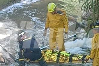 Momento en el que sacan al hombre de la canalización. /FOTO: Q’HUBO 