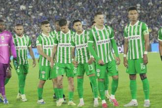 Cabizbajos salieron los jugadores de Nacional del terreno de juego en El Campín tras ser humillados nuevamente por Millonarios. FOTO: CORTESÍA NACIONAL
