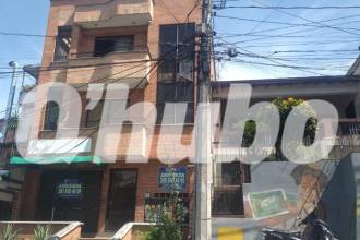 El crimen del suboficial ocurrió en el tercer piso de este edificio en Robledo. FOTO: GUILLERMO OSPINA