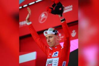 El esloveno Tadej Pogacar era líder sólido de la Vuelta, vistiendo la camisa roja desde la etapa 1 y había ganado 3 fracciones. FOTO: X LA VUELTA
