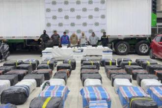 Incautación de drogas, armas, vehículos y dinero en un parqueadero de Copacabana. FOTO: CORTESÍA SECRETARÍA DE SEGURIDAD MEDELLÍN