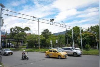 Las cámaras están ubicadas al frente de Sofasa y el Viva Envigado, sobre la avenida Regional y en sentido sur-norte. FOTO: ALCALDÍA DE ENVIGADO 