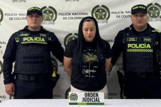 Delzuita Jojoa Sánchez, alias de Aretes, tras ser capturada por la Policía. FOTO: ALCALDÍA DE ITAGÜÍ