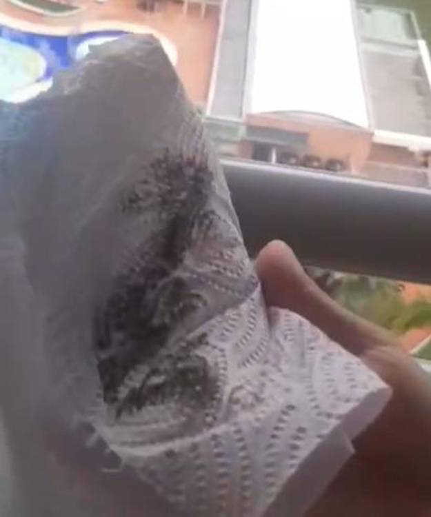 Uno de los vecinos de las urbanizaciones en Santa Teresita deslizó un papel por las barandas de su apartamento y resultó con mucho polvo. FOTO: CORTESÍA.