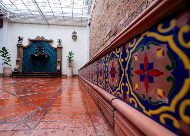 Tiene un patio con fuente. 