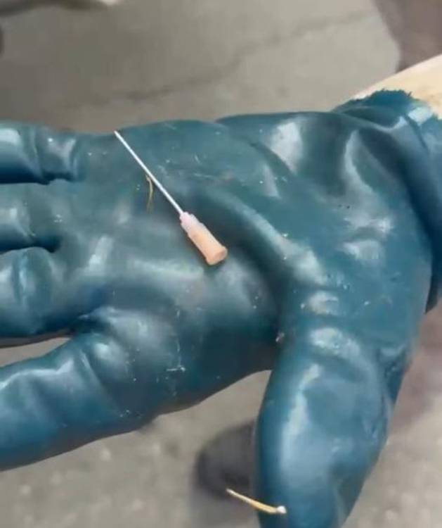 Aguja que causó el pinchazo al trabajador. FOTO: CAPTURA DE VIDEO TOMADA DE INSTAGRAM EMPRESA DE SERVICIOS PÚBLICOS DE GUARNE