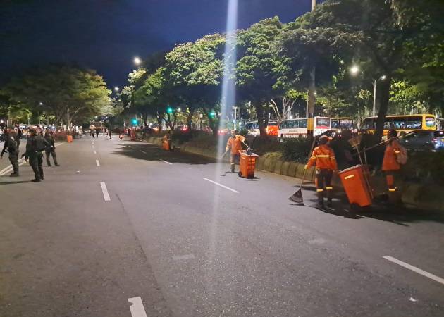 Recolección de basuras en la avenida. /FOTO: EMVARIAS