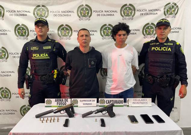 Los capturados con las armas incautadas. /FOTO: ALCALDÍA DE ITAGÜÍ