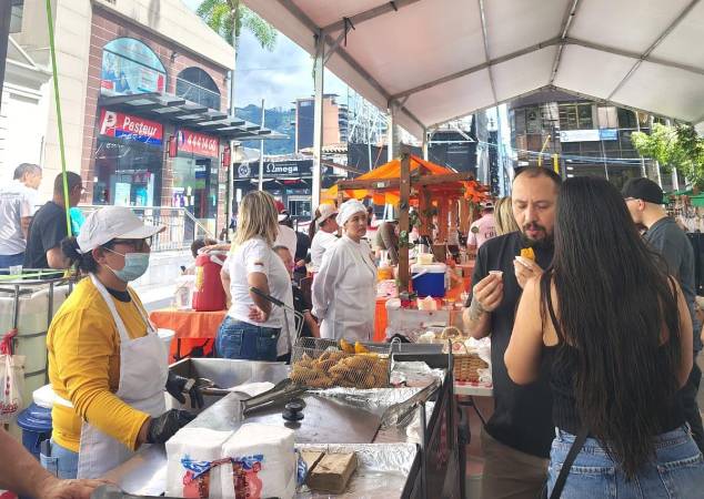 Los jueces y comensales destacaron el excelente sabor y la crocancia de las empanadas de Isme y Estefany. FOTO: CORTESÍA