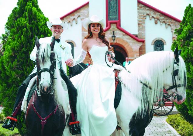 Luis Alfonso y su esposa Luisa Fernanda Pulgarín se han casado 3 veces, la última ceremonia fue en junio para renovar sus votos y celebrar su amor. FOTO: CORTESÍA