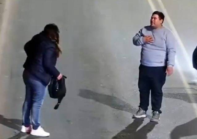 El conductor, al no entender la situación, se detuvo a hablar con la mujer. /FOTO: Redes sociales.