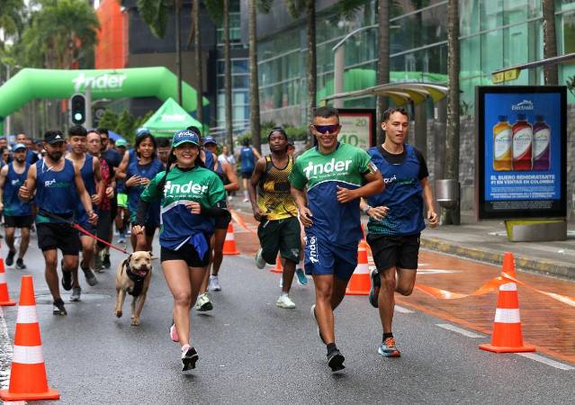 Más de 300 usuarios e influenciadores del running participaron en el recorrido inaugural de los 5 kilómetros nuevos de ciclovía donde se presentó esta comunidad. / FOTO: CORTESÍA ALCALDÍA DE MEDELLÍN.