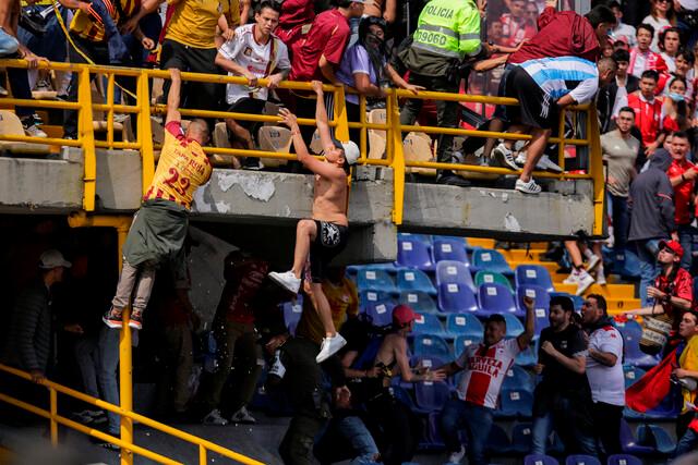 Disturbios en la tribuna norte del estadio El Campín. / FOTO: COLPRENSA.