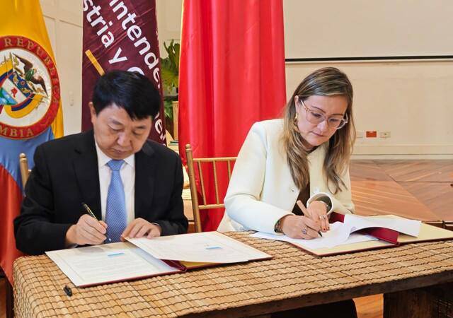 En la foto aparecen Luo Wen, ministro de la Administración Estatal para la Regulación de Mercado de la República Popular China; y Cielo Rusinque, superintendente de Industria y Comercio de Colombia en 2025. FOTO: COLPRENSA