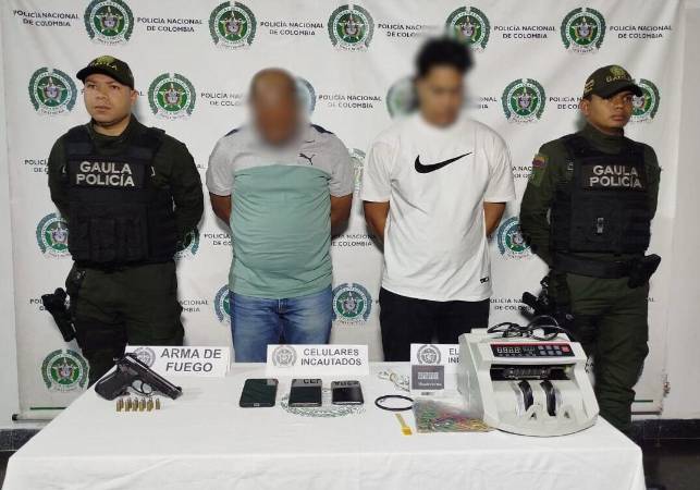 Los capturados con los elementos incautados. FOTO: POLICÍA NACIONAL