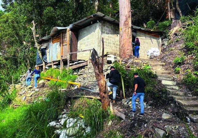 Las sensibilizaciones se han hecho en los 65 puntos críticos, pero en las últimas horas recorrieron las laderas del barrio El Picacho, en la comuna Doce de Octubre. / FOTO: CORTESÍA