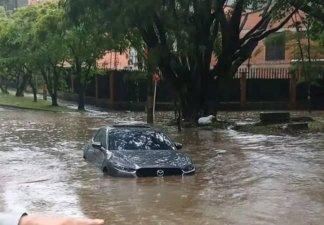 Carro atrapado en la vía. FOTO: CORTESÍA